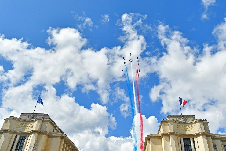 La bandera francesa dibujada en el cielo de París. (Getty)