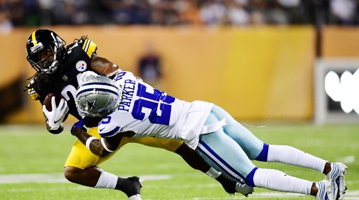 Dallas Cowboys defense vs Pittsburgh Steeler wide receiver.