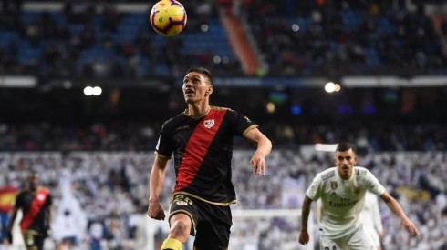 Emiliano Velázquez en un partido con el Rayo Vallecano