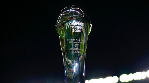 Trofeo de campeón de la Liga MX.