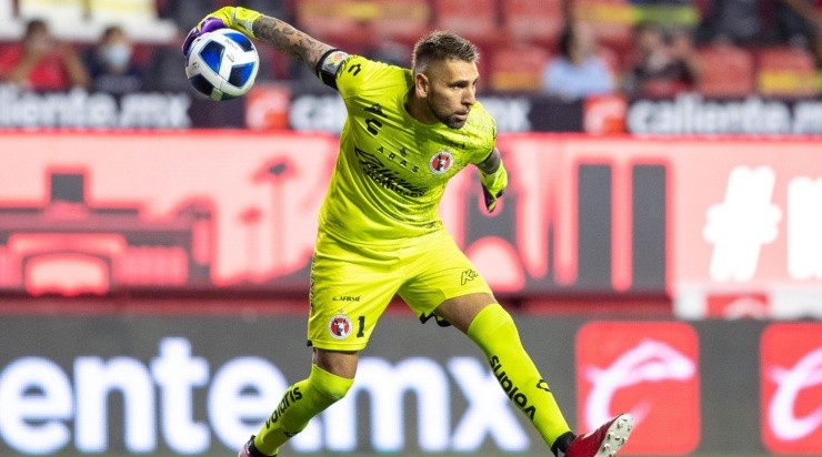 El portero de Tijuana falló en el primero de Toluca. (Imago 7)