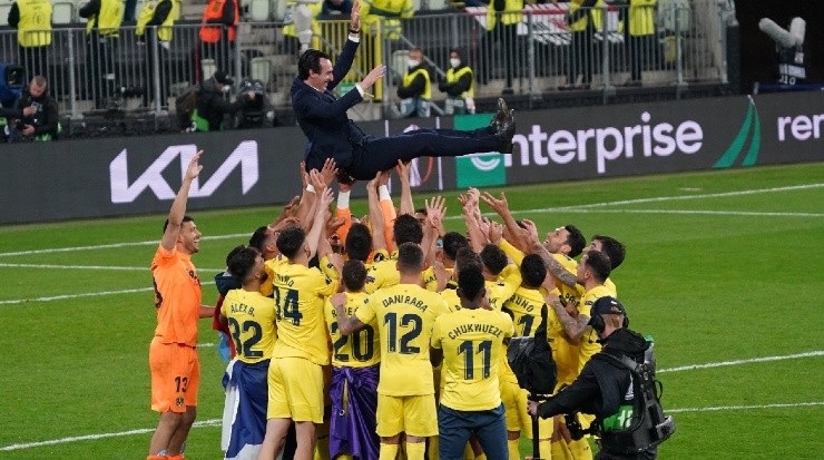 Emery and Villarreal players enjor their Europa League title (Getty).