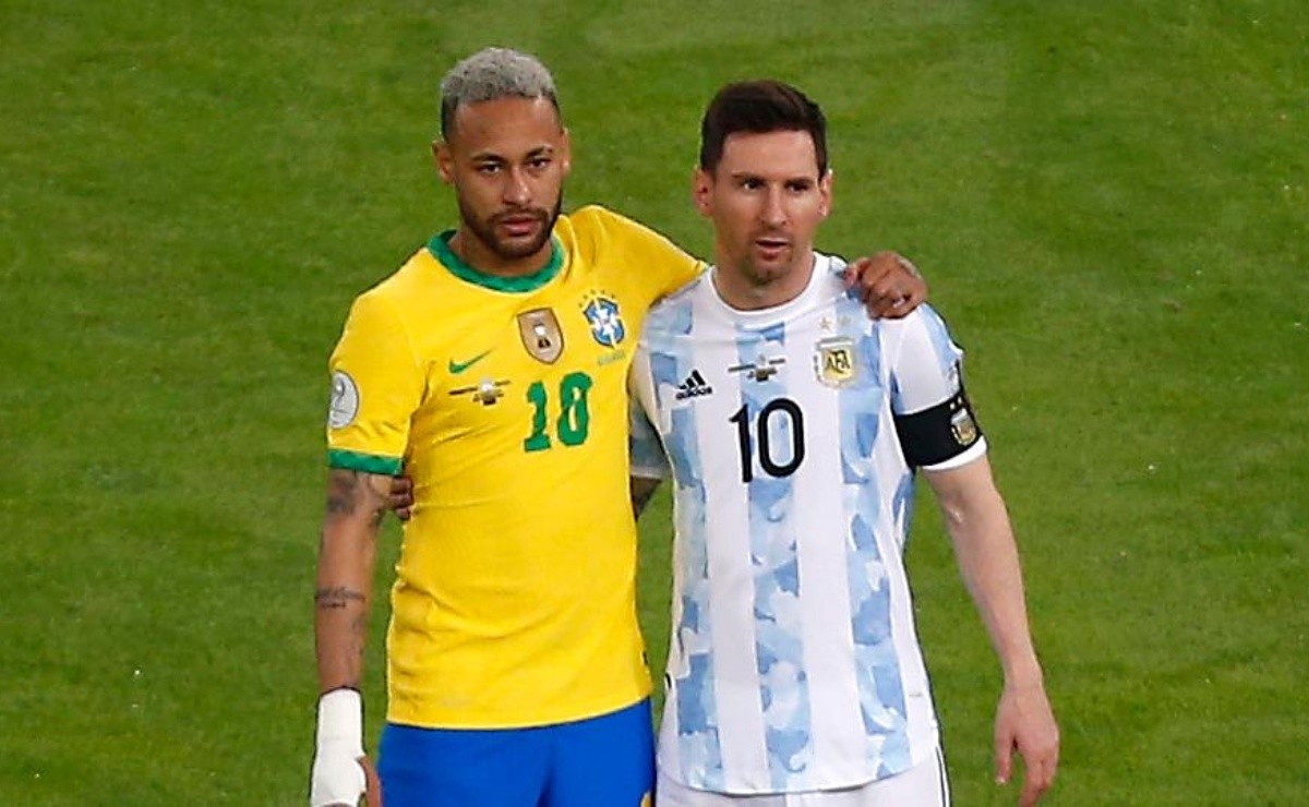 La historia de Neymar mientras Lionel Messi llegaba a París para firmar