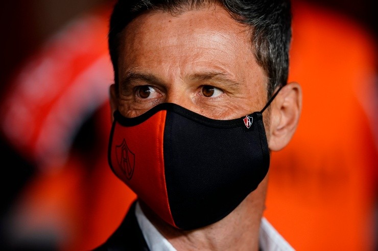 Diego Cocca, molesto con el rendimiento de sus jugadores. Imago7.