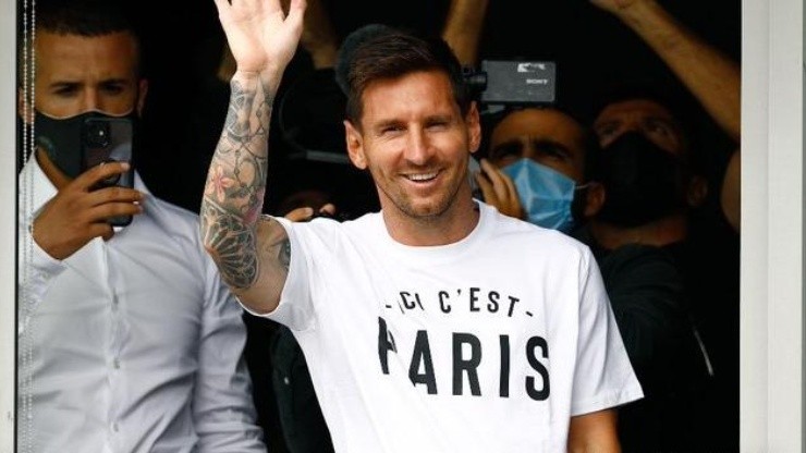 Lionel Messi llegó a París y enloqueció a los simpatizantes del PSG. (Foto: SAMEER AL-DOUMY - AFP).