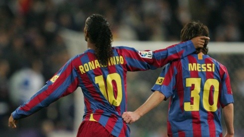 Messi y Ronaldinho en los comienzos de La Pulga en Barcelona.
