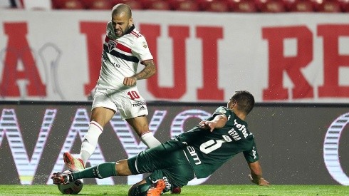 Acción de juego de Dani Alves con Sao Paulo.