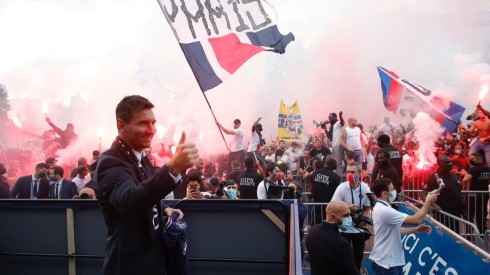 Lionel Messi greeting fans outside PSG Stadium (Twitter: @PSG_espanol).