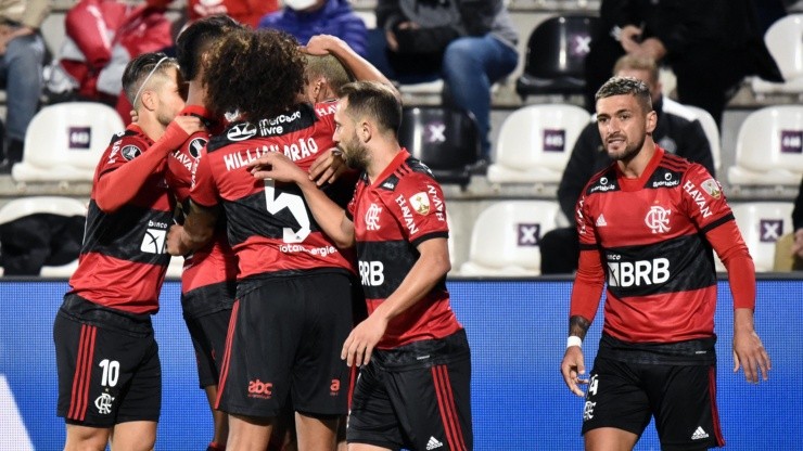 Flamengo pasó de jugar con uno menos a recuperarlo y tener un penal a favor.