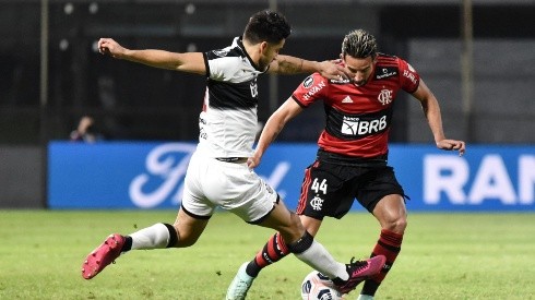 Mauricio Isla titular en triunfo del Flamengo en la Copa Libertadores.