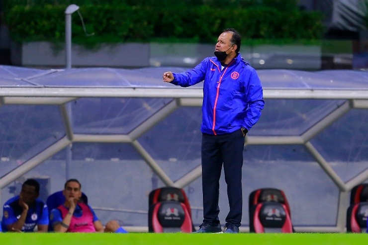 Juan Reynoso está preocupado. JAM Media.