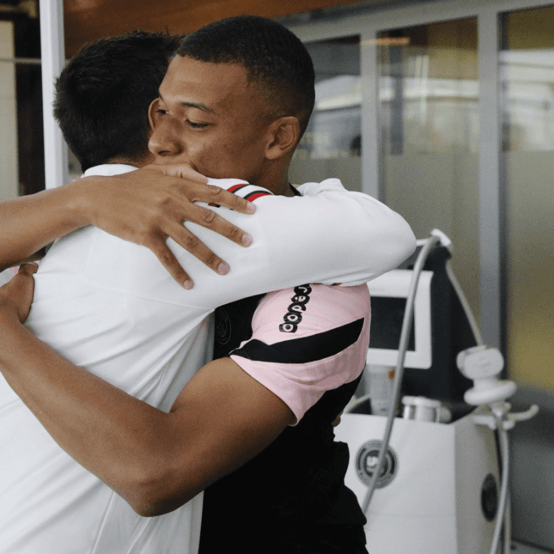 Ya nos ilusionamos: el tuit de bienvenida de Mbappé para Messi con fotos incluidas