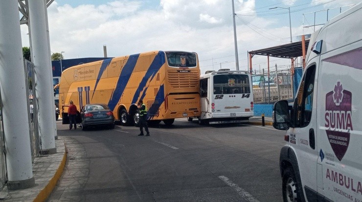 Camión de Tigres choca en la capital poblana. (@Ricardo_cid)