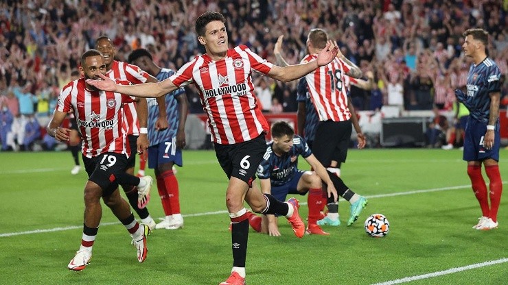 Festejo de gol de Brentford sobre Arsenal.