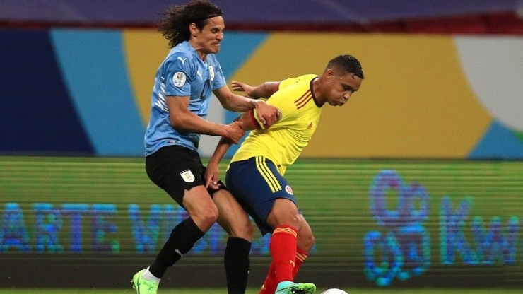 Acción de juego entre Uruguay y Colombia en Copa América.