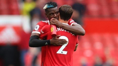 Pogba abraça Lindelof após o jogo enquanto segura o prêmio de Man of The Match (Getty Images)