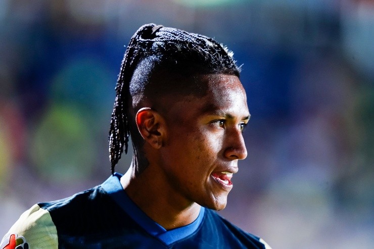 Pedro Aquino en América