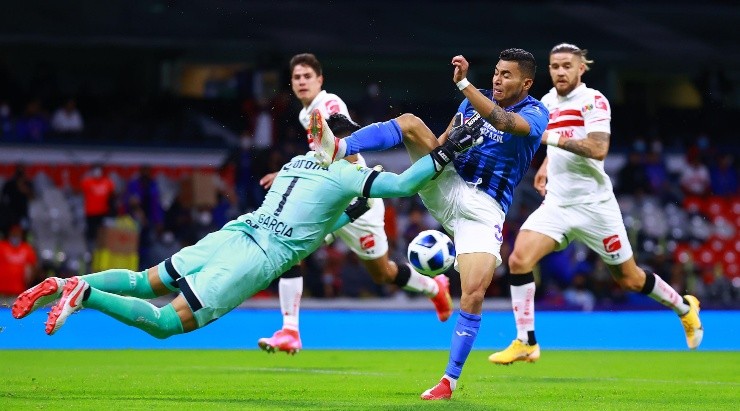 Dura entrada de Orbelín sobre García. (Imago 7)