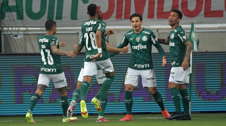 Jogadores do Palmeiras comemoram gol diante do São Paulo (Foto: Getty Images)