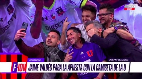 Jaime Valdés viste la camiseta de la U tras perder apuesta