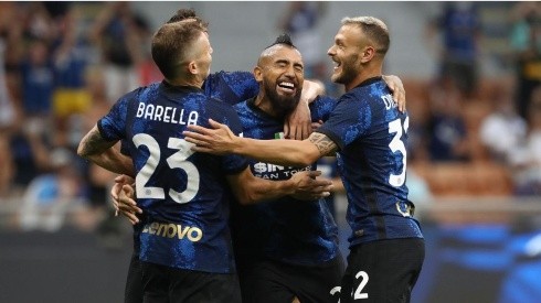 Arturo Vidal y el abrazo con sus compañeros en la goleada de Inter.