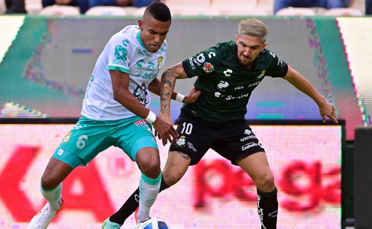 León rescata el empate 1-1 en un polémico duelo ante Santos