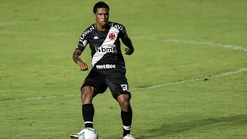 Vasco informa que Juninho (na foto) e MT voltarão ao sub 20 até segunda ordem (Foto: Thiago Ribeiro/AGIF)