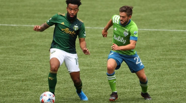 Eryk Williamson #19 of Portland Timbers controls the ball against Kelyn Rowe #22 of Seattle Sounders (Getty)