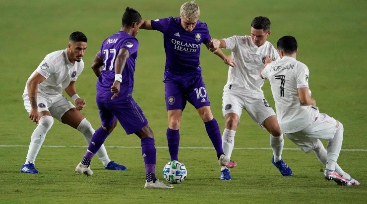 Mauricio Pereyra #10 and Nani #17 of Orlando City SC try to control the ball against Nicolas Figal #5, Lewis Morgan #7, and Will Trapp #6 of Inter Miami FC (Getty)