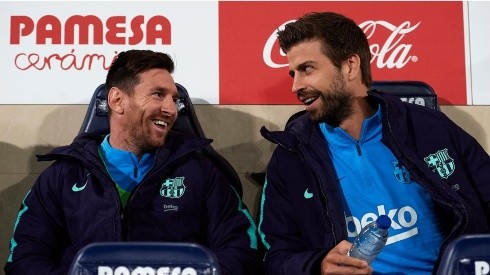 Lionel Messi y Gerard Piqué, charlando en el banco de suplentes del Barcelona.