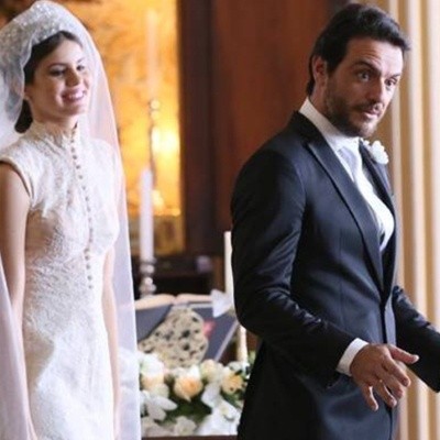 Foto: 'Verdades Secretas': Angel (Camila Queiroz) usou vestido com renda no  casamento de Alex (Rodrigo Lombardi) com sua mãe, Carolina (Drica Moraes -  Purepeople