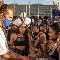 Artistas visitam acampamento indígena em Brasília; 6 mil indígenas, de 170 povos estão no DF para protestar