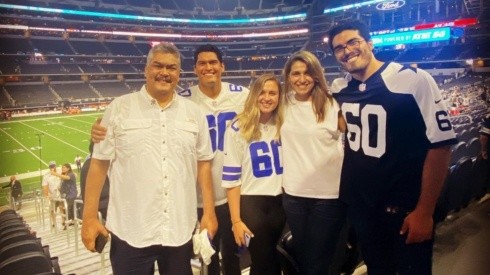 Familia de Isaac Alarcón lo apoya en la pretemporada de los Cowboys