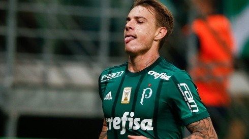 Perto de ser anunciado no Corinthians, Roger Guedes excluiu fotos ligadas ao Palmeiras