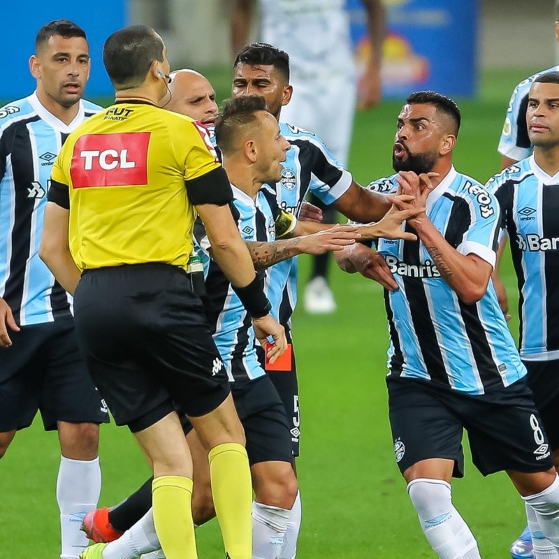 Árbitro relata xingamentos de Maicon na derrota do Grêmio para o Corinthians, pelo Campeonato Brasileiro