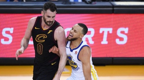 Kevin Love marcando a Stephen Curry.