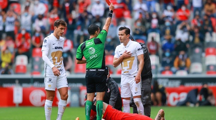 Alan Mozo y una entrada de indiscutible roja. (Imago 7)