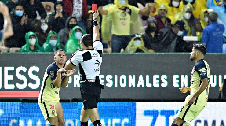 Richard Sánchez y una entrada criminal. (Imago 7)