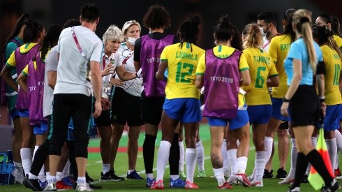 Registro da Seleção e a treinadora Pia, em meio ao jogo do Brasil contra o Canadá, nas Olimpíadas de Tóquio. (Foto: Getty Images)