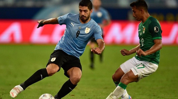 Luis Suarez of Uruguay fights for the ball with Roberto Fernandez of Bolivia during a Group A match between Bolivia and Uruguay as part of Copa America Brazil 2021 (Getty)