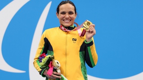 Carol Santiago com sua medalha de ouro. (Foto: Getty Images)