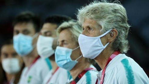 A treinadora, durante partida do Brasil nas Olimpíadas de Tóquio. (Foto: Getty Images)