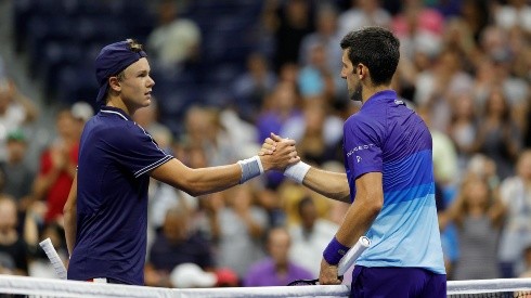 Djokovic estreia com vitória no US Open contra o jovem Holger Rune, de apenas 18 anos. (Foto: Getty Images)