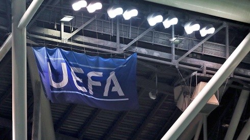 Logo de la UEFA en estadio europeo.