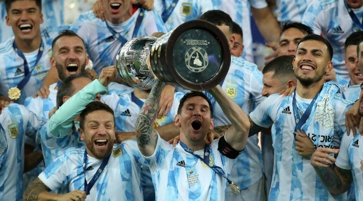 Lionel Messi of Argentina lifts the trophy with teammates after winning the final of Copa America Brazil 2021 between Brazil and Argentina at Maracana Stadium on July 10, 2021 in Rio de Janeiro, Brazil. (Getty)