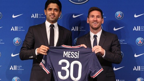 Lionel Messi and Nasser Al-Khelaifi hold up the PSG jersey (Getty Images)