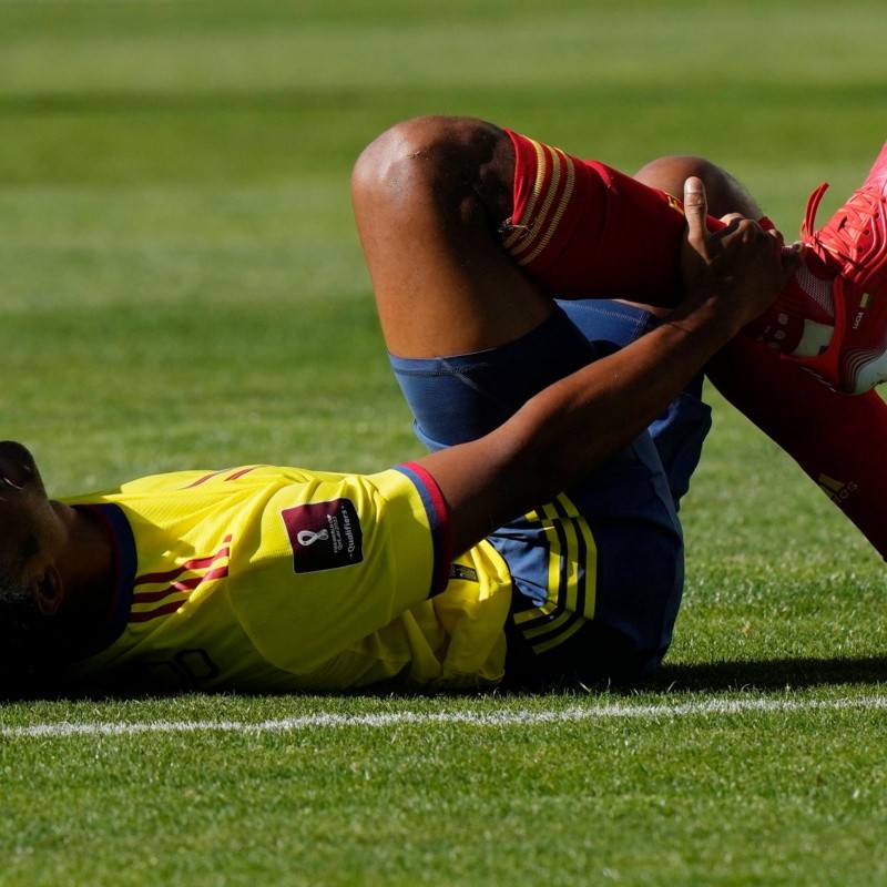 Qué susto: tremendo golpe a Cuadrado en la rodilla que casi lo saca de la cancha