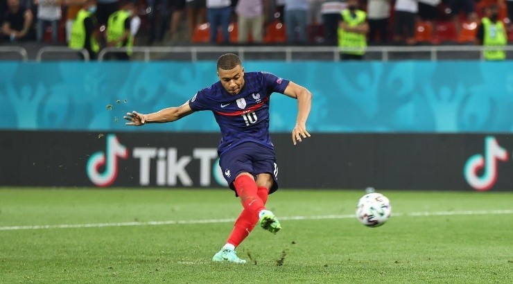 Kylian Mbappé from the spot (Getty)
