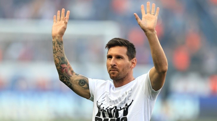 Lionel Messi waves at PSG fans during the Ligue 1 game against RC Strasbourg (Getty Images)