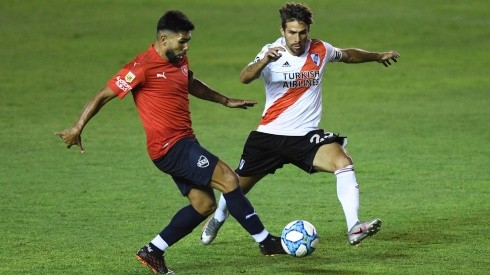 Independiente's Silvio Romero fights for the ball with River Plate's Leonardo Ponzio (Getty).